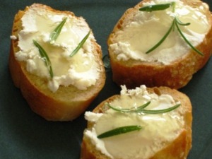 Crostini with goat cheese, honey, rosemary